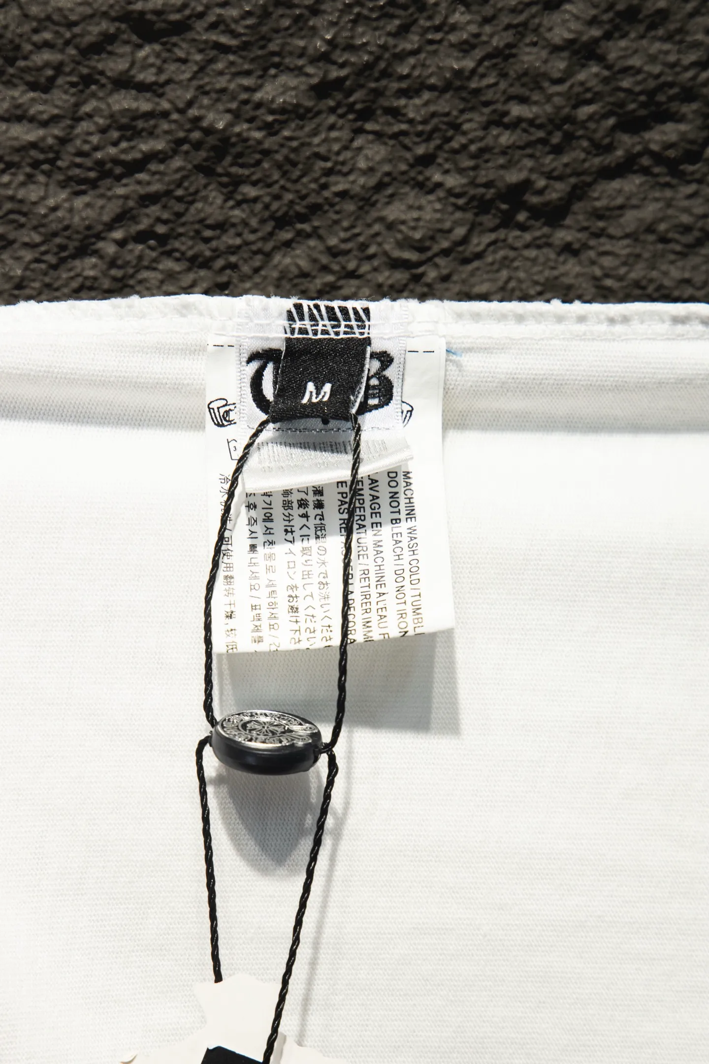 P190 🆕Chrome Hearts os version is really charming and Chrome Hearts is really a must-have. Each season's new version is made to the extreme. It is very practical and can be worn casually. Nice✔️ - ⚠️100% cotton. Made of 32-count double yarn, 260-gram weight fabric and imported knitted carded cotton. The thickness is moderate, drapey and contoured, and the upper body is comfortable! ! It is very tolerant to fat body types and can instantly lose five pounds after wearing it!  Front panel #Back panel Neckline Ironed sponge elements# Imported materials, imported accessories, washed, sandblasted and frayed body, added with handmade elements, which greatly increases the interest of the clothing; unique visual effect. The special fraying effect creates a unique distressed effect. The addition of handmade elements to the body greatly increases the interest of the clothing; it has a unique visual effect. After special fraying effect treatment, a unique distressed effect is formed. An irregular hem is added to the version. This year, Crow Heart is focusing on the version. In the past two years, the oversize version has become the focus of the trend. It has also been a popular staple in the past two years. The change of designers has made this brand an instant hit. The progressive fashion of the times also needs the blood impact of fresh elements and trendy designs in order to continue its glory! It’s stylish both inside and outside, a must-have for high street travel! An absolute "eye-catching style" that can match couples 💏 Color: Sandblasted Black Sandblasted White Size: S M L XL